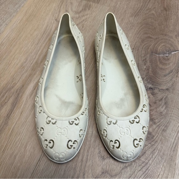 Gucci Rubber Flats with Logo Cutouts - Picture 2 of 7